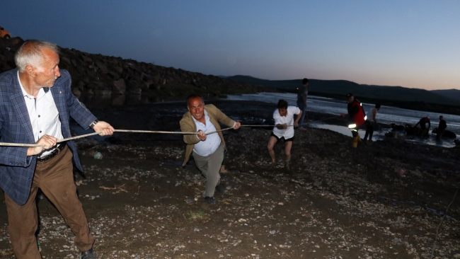 Nehir kenarında çamura saplanan 17 büyükbaş hayvan kurtarıldı