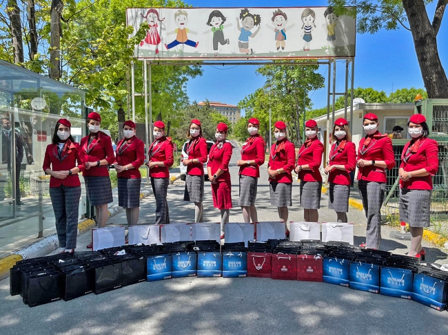 THY'nin kabin memurlarından çocuklara bayram hediyesi