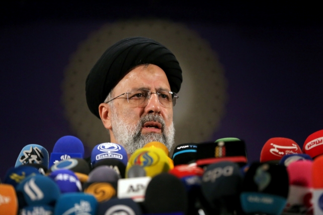 Aşırı muhafazakar İran Yargı Erki Başkanı İbrahim Reisi, dini lider Ali Hamaney'ye yakınlığıyla biliniyor. Fotoğraf: AA