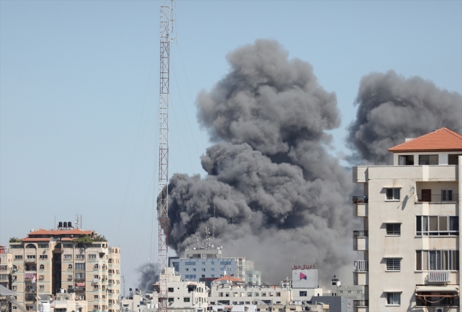 Gazze'de vurulan 13 katlı bina çöktü