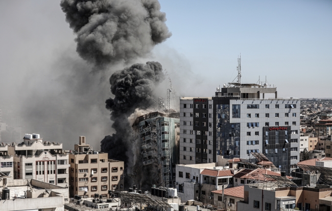 İsrail'in saldırısı öncesi Al Jazeera ve AP çalışanları ofisi böyle boşalttı