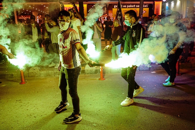 Beşiktaşlı taraftarlar şampiyonluğu Vodafone Park'ın çevresinde kutladı