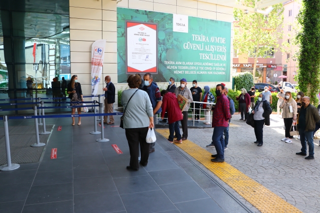 AVM'ler 17 günlük aranın ardından kapılarını açtı