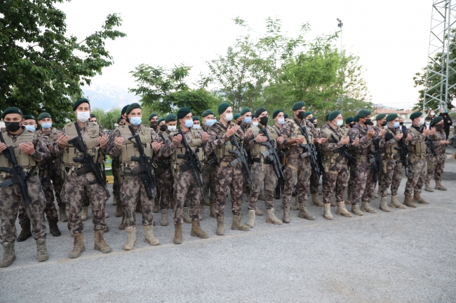 Erzincan'da görevli polis özel harekat timleri, dualarla Fırat Kalkanı bölgesine gönderildi. Fotoğraf. AA