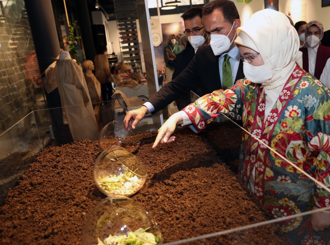 Beyoğlu'ndaki sergiyi gezen Emine Erdoğan dönüştürülen ürünleri inceledi