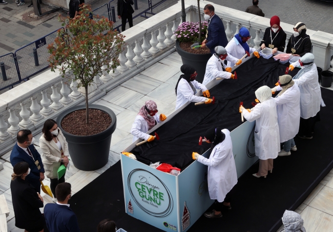 Beyoğlu'ndaki sergiyi gezen Emine Erdoğan dönüştürülen ürünleri inceledi