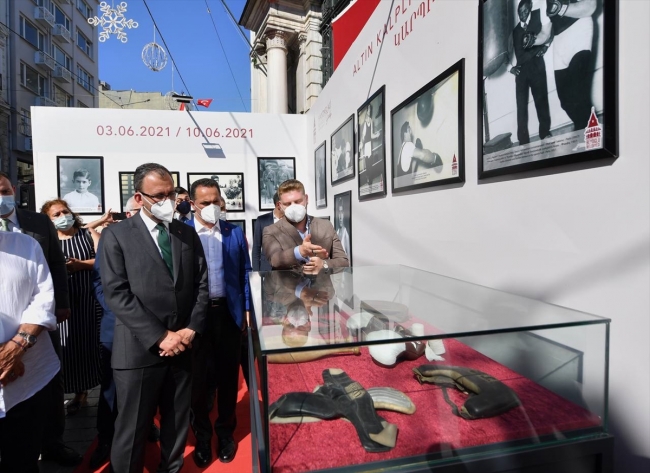 Bakan Kasapoğlu, Garbis Zakaryan'ın anısına açılan sergiyi gezdi