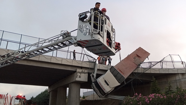 Kaza yapan tır viyadükte asılı kaldı