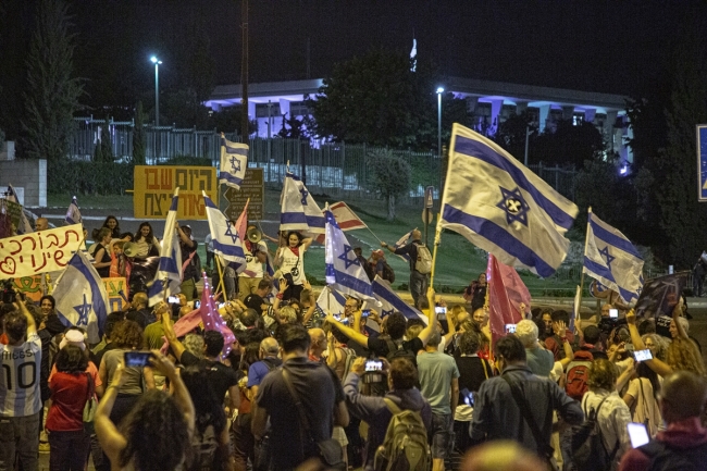 Netanyahu karşıtları İsrail meclisi önünde kutlama yaptı