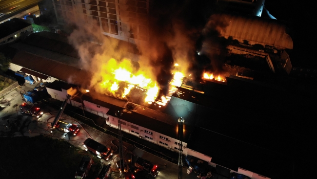 Küçükçekmece'de kağıt ambalaj fabrikasında yangın