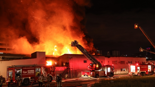Küçükçekmece'de kağıt ambalaj fabrikasında yangın