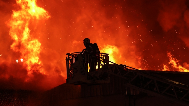 Küçükçekmece'de kağıt ambalaj fabrikasında yangın
