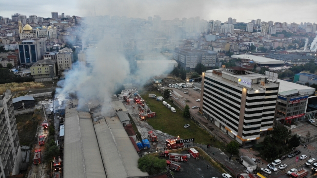 Küçükçekmece'de kağıt ambalaj fabrikasında yangın