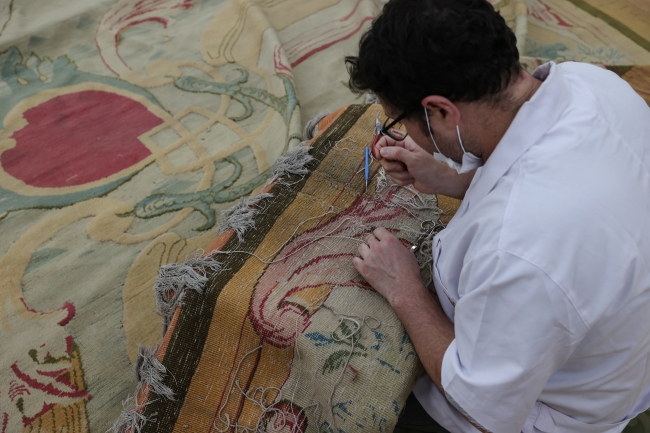 Dolmabahçe Sarayı'nın en büyük halısı restore ediliyor