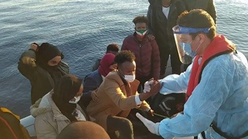 İzmir açıklarında 70 düzensiz göçmen kurtarıldı