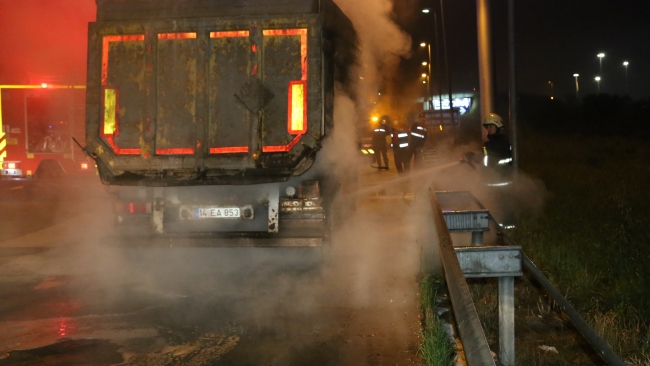 Anadolu Otoyolu'nun Bolu kesiminde 2 tırda yangın
