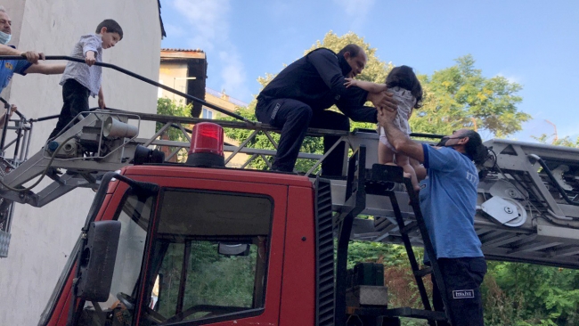 Bursa'da yangında mahsur kalan 12 kişi kurtarıldı