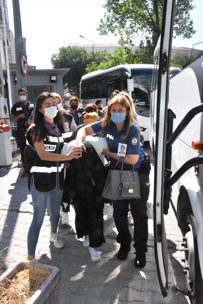 Şehit mesai arkadaşlarının fotoğrafını yakalarına taktılar