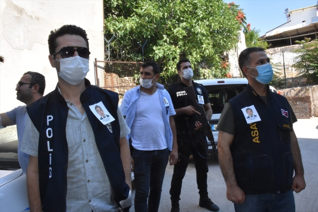 Şehit mesai arkadaşlarının fotoğrafını yakalarına taktılar