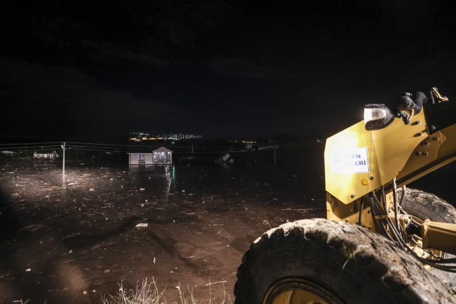 Ankara'da sağanak: Çok sayıda ev su altında kaldı