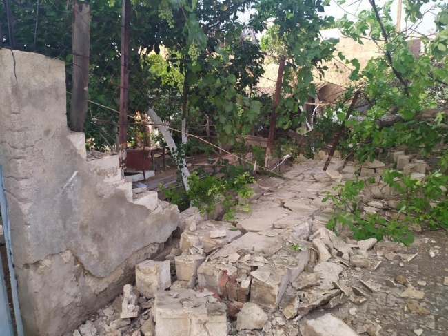 Ege'de fırtına: Çatılar uçtu, ağaçlar devrildi