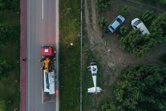 Bursa'da meyve bahçesine acil iniş yapan uçağın enkazı kaldırıldı