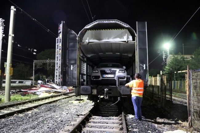 Edirne'de fırtına nedeniyle elektrik direkleri devrildi