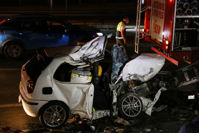 Otomobil hafriyat kamyonuna çarptı: 1 ölü, 1 yaralı