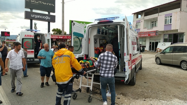 Sakarya'da otomobil tıra arkadan çarptı: 5 yaralı
