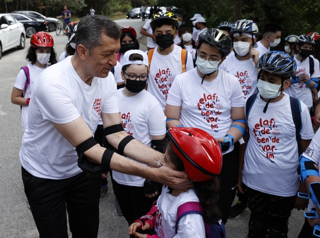 Bakan Selçuk öğrencilerle bisiklet sürdü