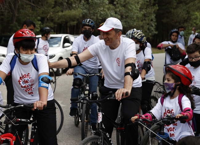Bakan Selçuk öğrencilerle bisiklet sürdü