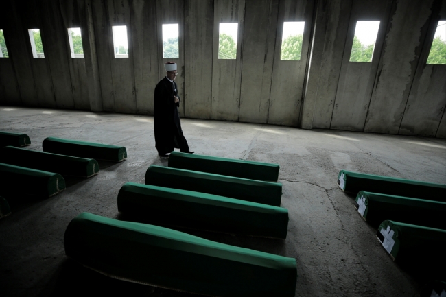 Srebrenitsa kurbanlarının tabutları Potoçari Anıt Mezarlığı'na taşındı