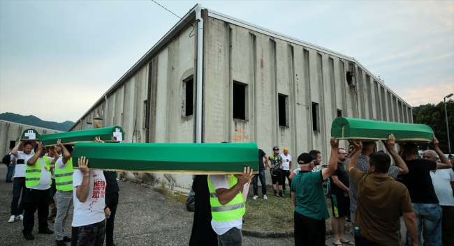 Srebrenitsa kurbanlarının tabutları Potoçari Anıt Mezarlığı'na taşındı