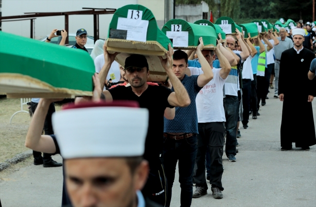 Srebrenitsa kurbanlarının tabutları Potoçari Anıt Mezarlığı'na taşındı