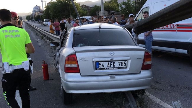Sakarya'da bariyerler otomobile ok gibi saplandı