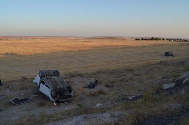 Aksaray’da hafif ticari araç ile otomobil çarpıştı: 2 ölü, 7 yaralı