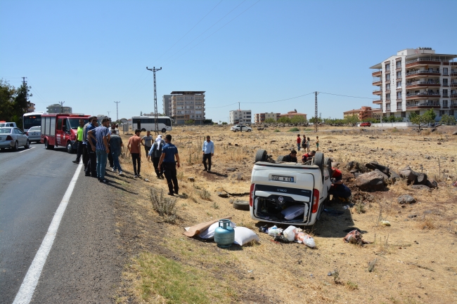 Şanlıurfa'da hafif ticari araç şarampole devrildi: 8 yaralı