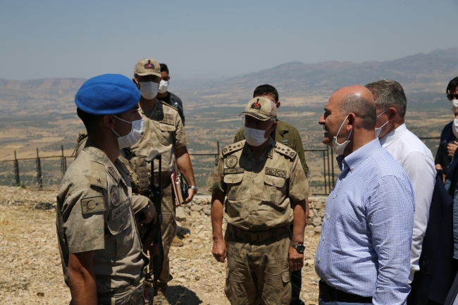 Bakan Soylu, Lice'deki üs bölgesinde askerlerle bayramlaştı
