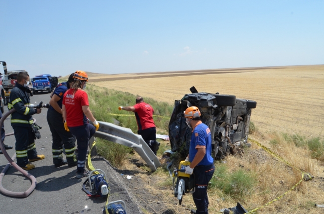 Aksaray'da otomobil bariyerlere saplandı: 2 ölü, 4 yaralı