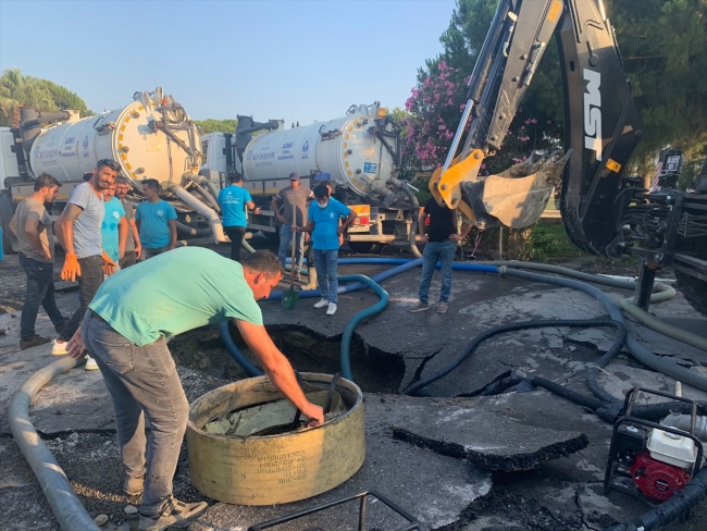 Kuşadası'nda kanalizasyon patladı, atık sular denize aktı