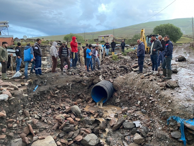 Ardahan'da sağanak: Yol ve evleri su bastı