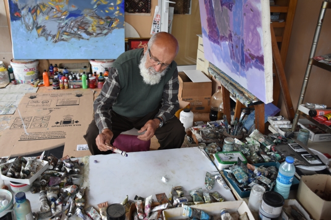 Emekli öğretmen yaşadığı apartmanı resim galerisine dönüştürdü