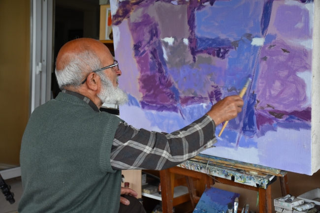 Emekli öğretmen yaşadığı apartmanı resim galerisine dönüştürdü