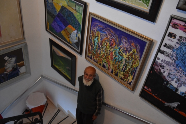 Emekli öğretmen yaşadığı apartmanı resim galerisine dönüştürdü