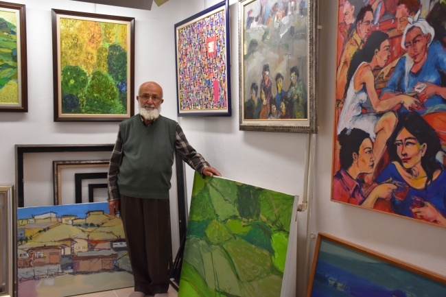 Emekli öğretmen yaşadığı apartmanı resim galerisine dönüştürdü