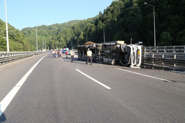 Bolu Dağı Tüneli çıkışında tır devrildi: İstanbul yönü ulaşıma kapandı