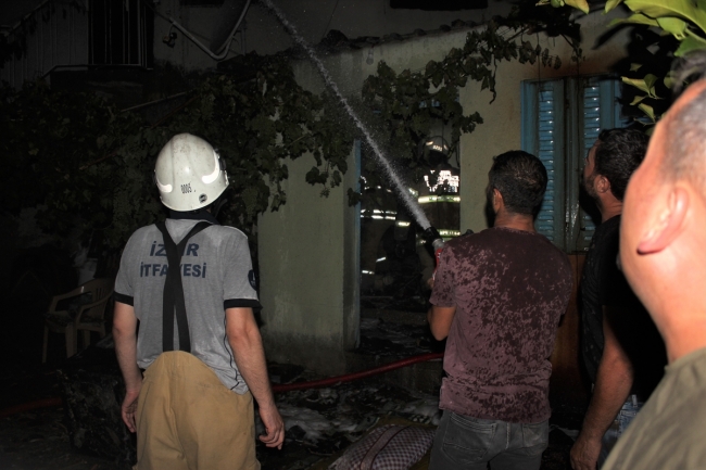 İzmir'de yangın: 1 ev kullanılamaz hale geldi