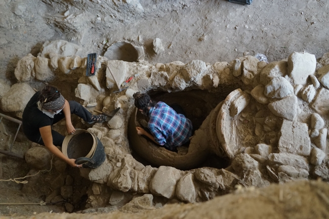 2 bin 400 yıllık pitos mezar bulundu