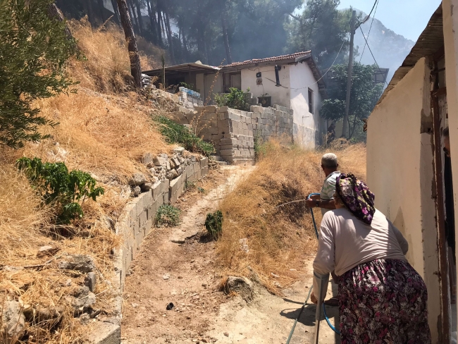 Hatay'da yerleşim yerlerine yakın orman yangını