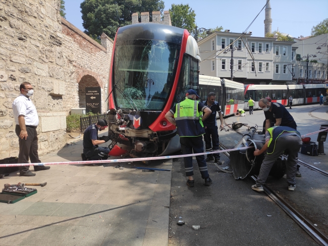 İstanbul'da tramvay elektrik direğine çarptı